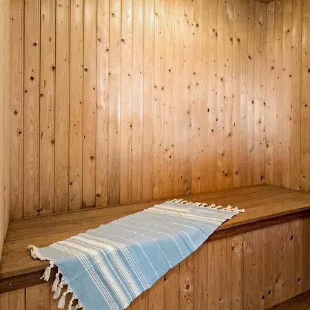 펜션 Awesome In Harboore With Sauna